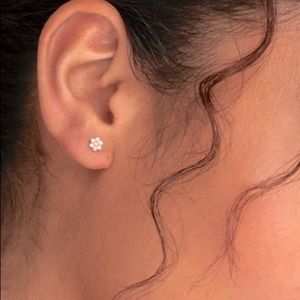 ✨ Mejuri Flower Stud